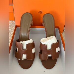 Oasis Hermes Sandals in Gold